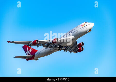 Les avions qui décolle de l'aéroport international Hartsfield-Jackson [NIKON D5, 28.0-300.0 mm f/3.5-5.6,  = mode priorité ouverture, ISO 100, 1/500, ƒ/7.1, Banque D'Images