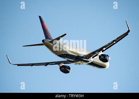 Les avions qui décolle de l'aéroport international Hartsfield-Jackson [NIKON D5, 28.0-300.0 mm f/3.5-5.6,  = mode priorité ouverture, ISO 100, 1/1250, ƒ/5.6 Banque D'Images