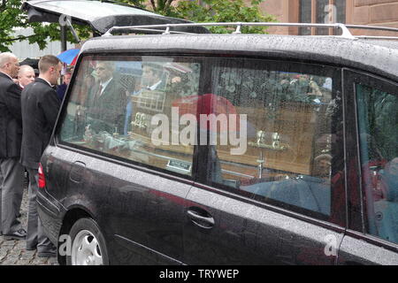 Prescot, Merseyside, Royaume-Uni. Le 13 juin 2019. La famille, les amis et les célébrités recueilleront au service funéraire de Liverpool Freddie Starr comédien né à Prescot église paroissiale. Freddie qui a 76ans est mort après une crise cardiaque à son domicile d'espagnol sur la Costa Del Sol le 9 mai. Freddie a connu la gloire dans les années 1970, après avoir contribué à l'occasion se présente une émission de télévision. Plus tard, dans les années 1990, Freddie a joué dans plusieurs émissions de télévision y compris une audience avec Freddie Starr avant de présenter Game Show, battre le broyeur. Credit : Ken Biggs/Alamy Live News. Banque D'Images