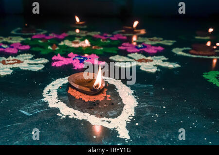 Happy Diwali. Diya lampes à huile en DIPAWALI célébration décoré à la main au Rangoli. Banque D'Images