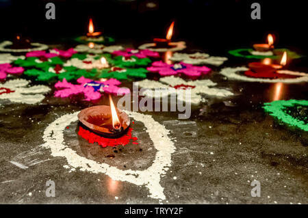 Happy Diwali. Diya lampes à huile en DIPAWALI célébration décoré à la main au Rangoli. Banque D'Images