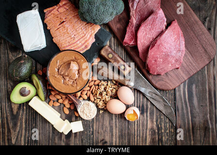 Sélection de sources de matières grasses pour céto de vie. De la viande de boeuf, saumon, œufs, noix, avocat, brocolis, fromage à la crème, du beurre et du beurre d'arachide, de protéines. Banque D'Images