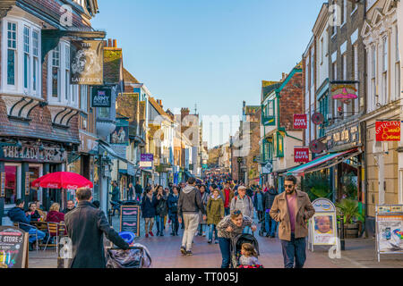 CANTERBURY, Royaume-Uni - 23 février : c'est l'une des principales rues commerçantes du centre ville de la ville le 23 février 2019 dans Canterb Banque D'Images