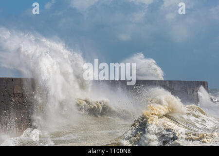 Une mer s'écraser sur le brise-lames à Newhaven Harbour pendant une tempête Miguel le 8 juin 2019 Banque D'Images