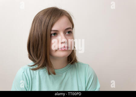 Portrait of young caucasian woman girl avec confus, contrarié, frustré expression rechercher Banque D'Images