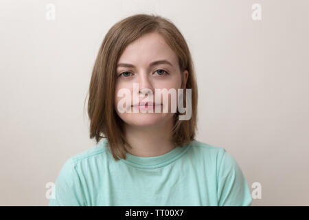 Portrait of young caucasian woman girl avec confus, contrarié, frustré expression rechercher Banque D'Images