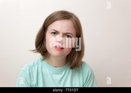 Portrait of young caucasian woman girl avec questionnement, perplexe, confus, expression perplexe Banque D'Images