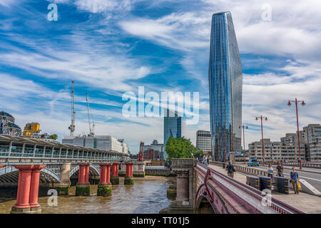 Londres, Royaume-Uni - 01 juin : c'est une vue de l'un gratte-ciel de Blackfriars et Blackfriars Bridge le long de la Tamise sur Juin 01, 2019 dans L Banque D'Images