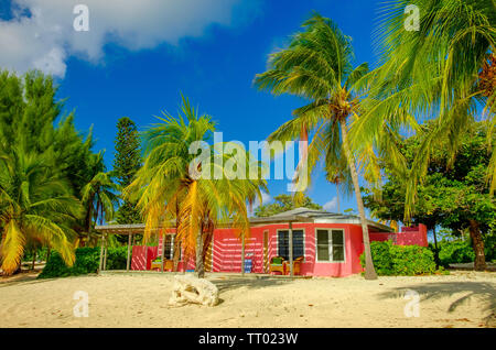 La petite Caïman, Îles Cayman, Nov 2018, maison Caribbean-Style rose sur South Hole Sound Banque D'Images