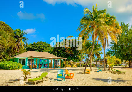 La petite Caïman, Îles Cayman, Nov 2018, maison Caribbean-Style turquoise sur South Hole Sound Banque D'Images