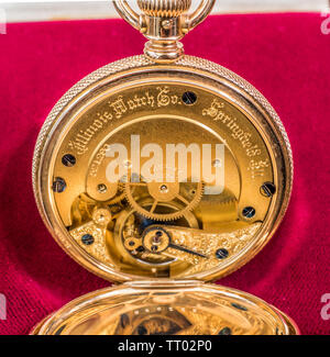 Ouvrir arrière d'un antique gold 14 carats montre de poche, montrant le mouvement et la gravure dans le boîtier de l'horloger américain - Illinois Watch Co. Banque D'Images