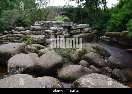 Clapper Bridge sur l'Est de la rivière Dart à Dartmeet étés sous un ciel couvert 24. Dartmoor National Park, Devon, UK. Banque D'Images