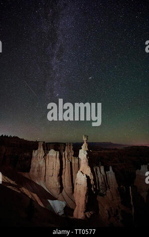 Photo de nuit dans le Parc National de Bryce Canyon avec voie lactée, Utah, USA, Amérique du Nord Banque D'Images