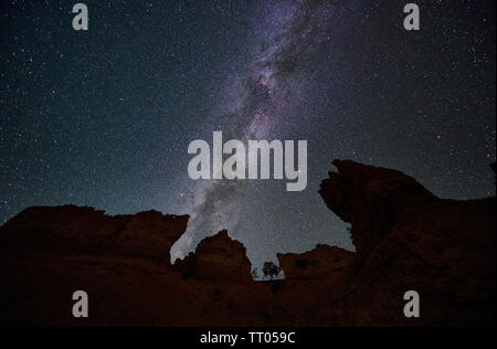 Photo de nuit dans le Parc National de Bryce Canyon avec voie lactée, Utah, USA, Amérique du Nord Banque D'Images