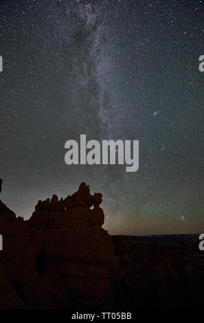Photo de nuit dans le Parc National de Bryce Canyon avec voie lactée, Utah, USA, Amérique du Nord Banque D'Images
