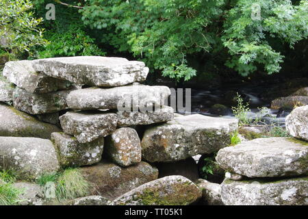 Clapper Bridge sur l'Est de la rivière Dart à Dartmeet étés sous un ciel couvert 24. Dartmoor National Park, Devon, UK. Banque D'Images