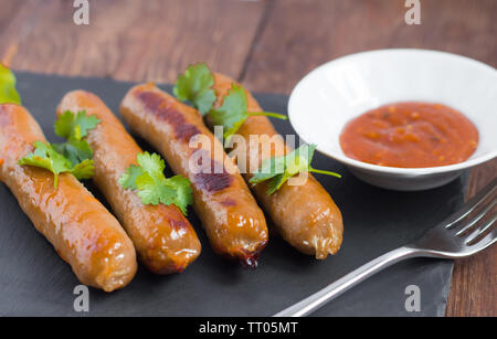 De délicieuses saucisses frites de porc servi avec sauce aux herbes et Banque D'Images