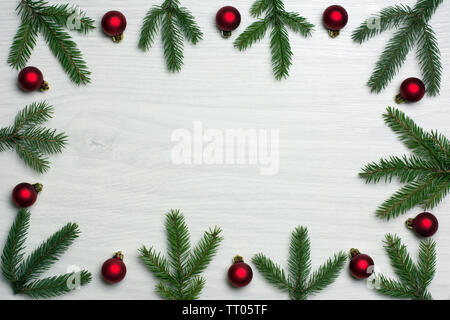 Carte de Noël avec des branches de sapins concept et boules rouges sur fond de bois blanc - l'espace de texte Banque D'Images