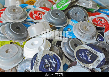 Groupe d'utiliser des capsules de café espresso dans un boîtier métallique Banque D'Images