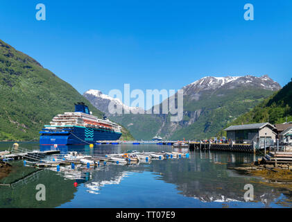 Bateau de croisière Pullmantur Zenith dans le port de Geiranger, Møre og Romsdal, Norvège, Sunnmøre Banque D'Images