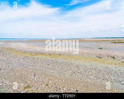 La recherche à travers la vaste étendue de plage près du village de Cherrueix, France, à marée basse sur une vague jour de printemps. Banque D'Images