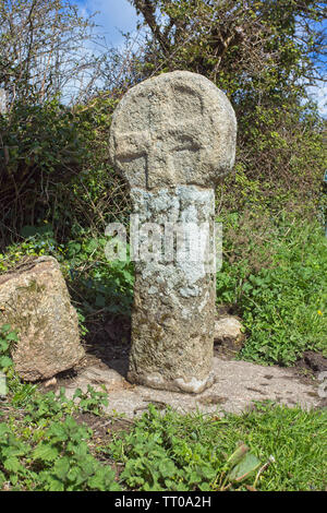 Une ancienne croix à côté de la B3315 près de St Buryan, Cornwall, England, UK. Banque D'Images