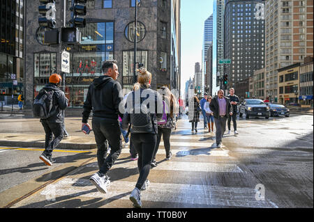 Michigan Avenue un jour de pluie en mars. Michigan Avenue est la principale rue commerciale à Chicago et l'un des plus célèbres rues de USA. Banque D'Images