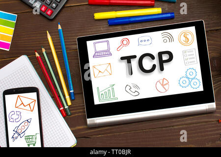 Le protocole de contrôle de transmission TCP l'inscription sur la tablette à écran tactile sur la table d'un homme d'affaires Banque D'Images