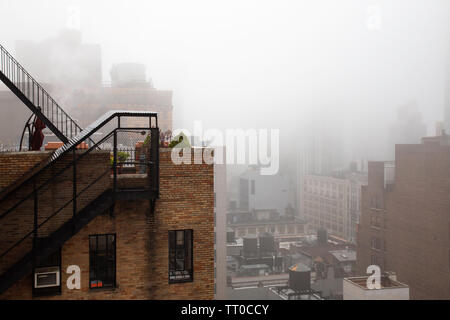 Bancs de brouillard dense suaire Midtown Manhattan, New York, USA Banque D'Images