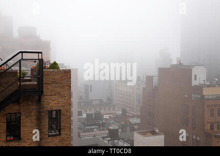 Bancs de brouillard dense suaire Midtown Manhattan, New York, USA Banque D'Images