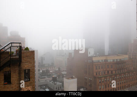 Bancs de brouillard dense suaire Midtown Manhattan, New York, USA Banque D'Images