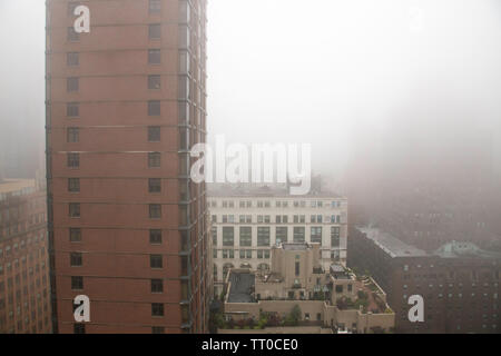 Bancs de brouillard dense suaire Midtown Manhattan, New York, USA Banque D'Images