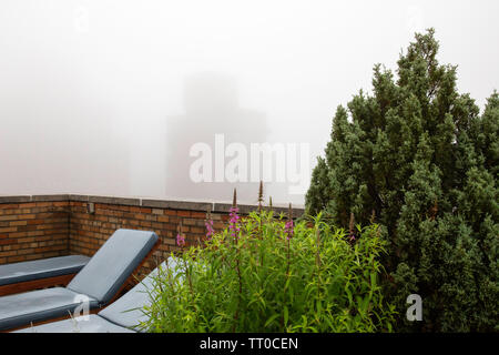 Bancs de brouillard dense suaire Midtown Manhattan, New York, USA Banque D'Images