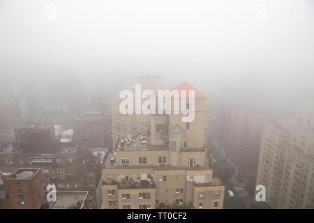 Bancs de brouillard dense suaire Midtown Manhattan, New York, USA Banque D'Images