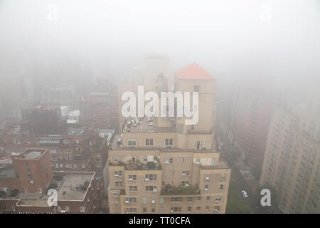 Bancs de brouillard dense suaire Midtown Manhattan, New York, USA Banque D'Images