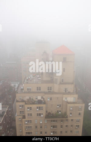 Bancs de brouillard dense suaire Midtown Manhattan, New York, USA Banque D'Images