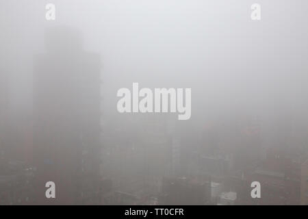 Bancs de brouillard dense suaire Midtown Manhattan, New York, USA Banque D'Images