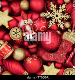 Décorations de Noël avec des ornements et des babioles. Fête traditionnelle maison de thème. Banque D'Images