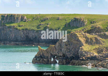 Griffith Lort's Hole des rochers près de Barafundle Bay dans la région de Pembrokeshire, Pays de Galles, Royaume-Uni Banque D'Images