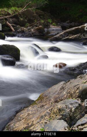 Paysage intime de la rivière Dart sur les rochers de granit en cascade à Rapids dans Holne Bois. Dartmoor National Park, Devon, UK. Banque D'Images