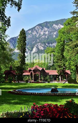 Le parc pittoresque avec fontaine et pavillon de musique à Reichenau an der Rax, Autriche Banque D'Images