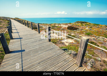 L'escalier en bois à rocky seashore lors d'une journée ensoleillée. Polvoeira la plage. Sao Martinho do Porto, Portugal, Europe Banque D'Images