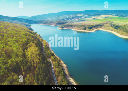 Lac de montagne au début du printemps. Vue de dessus Banque D'Images