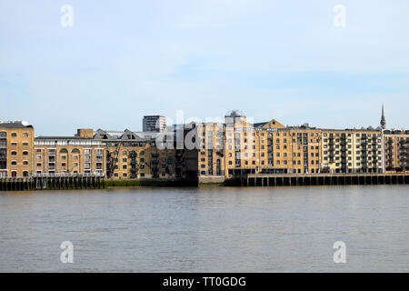 Rangée de bâtiments historiques convertis en appartements modernes dans la zone métropolitaine de Wharf Wapping sur la Tamise à Londres Angleterre Royaume-uni KATHY DEWITT Banque D'Images