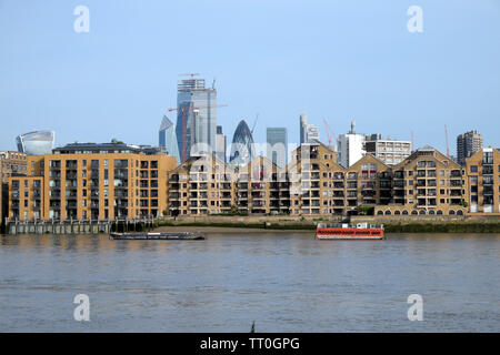 River Thames près de Wapping riverside appartements avec une vue sur l'horizon urbain de la ville de Londres, London England UK gratte-ciel KATHY DEWITT Banque D'Images