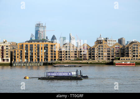 Maisons de vacances appartements Riverside logement bâtiments on Thames avec vue sur ville de London and Port of London Authority nettoyage ponton la rivière sign UK Banque D'Images