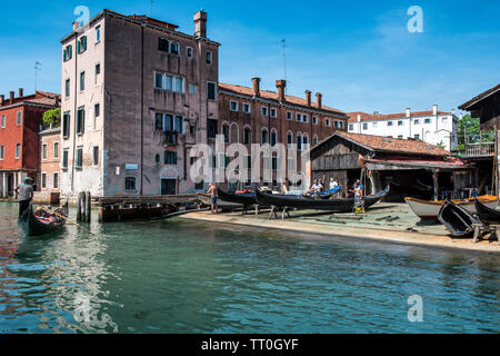 Gondola passant chantier naval où les gondoles sont réparés à Venise. Banque D'Images