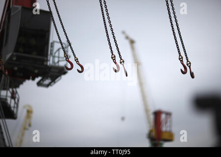 Détails de l'orifice de décharge de mécanisme de la grue avec chaînes et crochets Banque D'Images