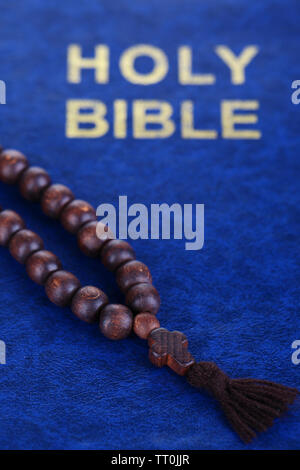 Bible avec cross close-up Banque D'Images