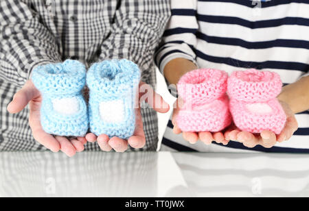 La main de bonneterie booties pour bébé, close-up Banque D'Images